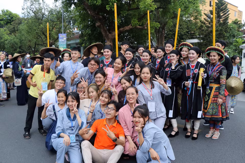 Du khách giao lưu với các nghệ sỹ tại Lễ hội đường phố “Sắc màu văn hóa” ở thành phố Huế. (Ảnh: Đỗ Trưởng/TTXVN)