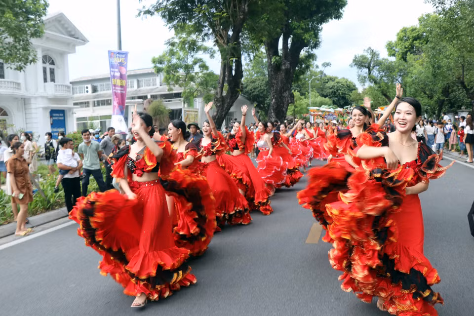 Các vũ công diễu hành trên các tuyến phố chính của thành phố Huế. (Ảnh: Đỗ Trưởng/TTXVN)