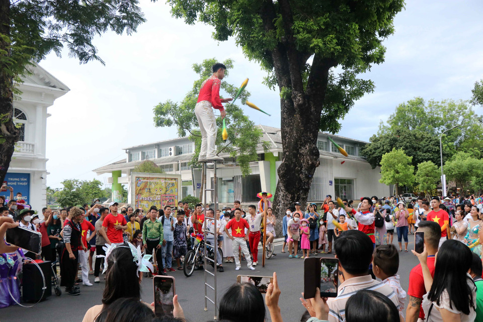 Tiết mục biểu diễn của các nghệ sỹ xiếc tại Lễ hội đường phố “Sắc màu văn hóa” ở thành phố Huế. (Ảnh: Đỗ Trưởng/TTXVN)