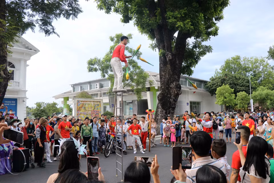 Tiết mục biểu diễn của các nghệ sỹ xiếc tại Lễ hội đường phố “Sắc màu văn hóa” ở thành phố Huế. (Ảnh: Đỗ Trưởng/TTXVN)