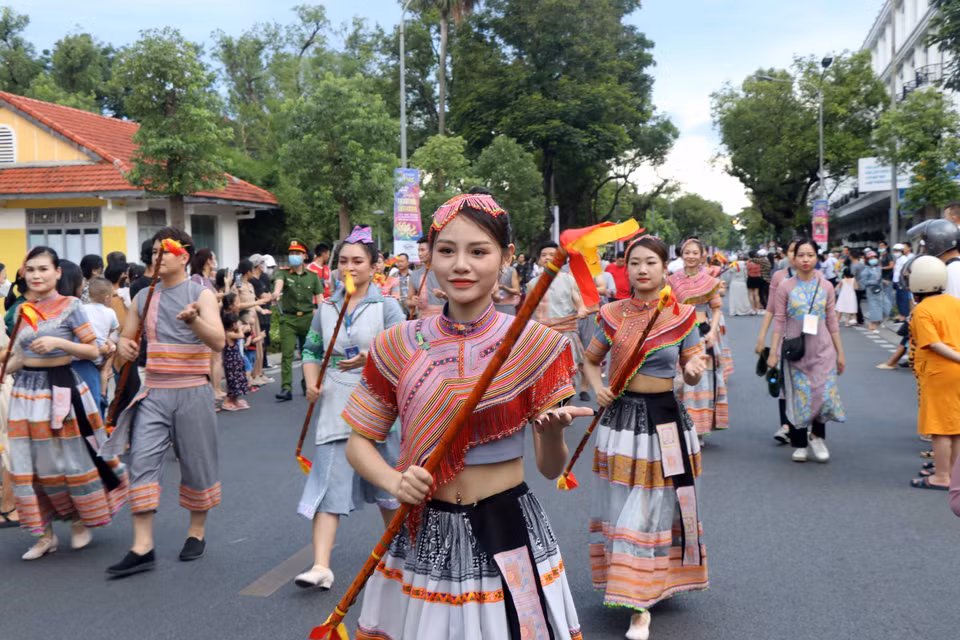 Không khí Lễ hội đường phố “Sắc màu văn hóa” ở các tuyến phố chính của thành phố Huế. (Ảnh: Đỗ Trưởng/TTXVN)