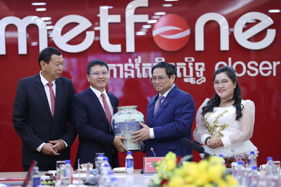 Thủ tướng Phạm Minh Chính tặng quà cho Công ty viễn thông Metfone. (Ảnh: Dương Giang/TTXVN)