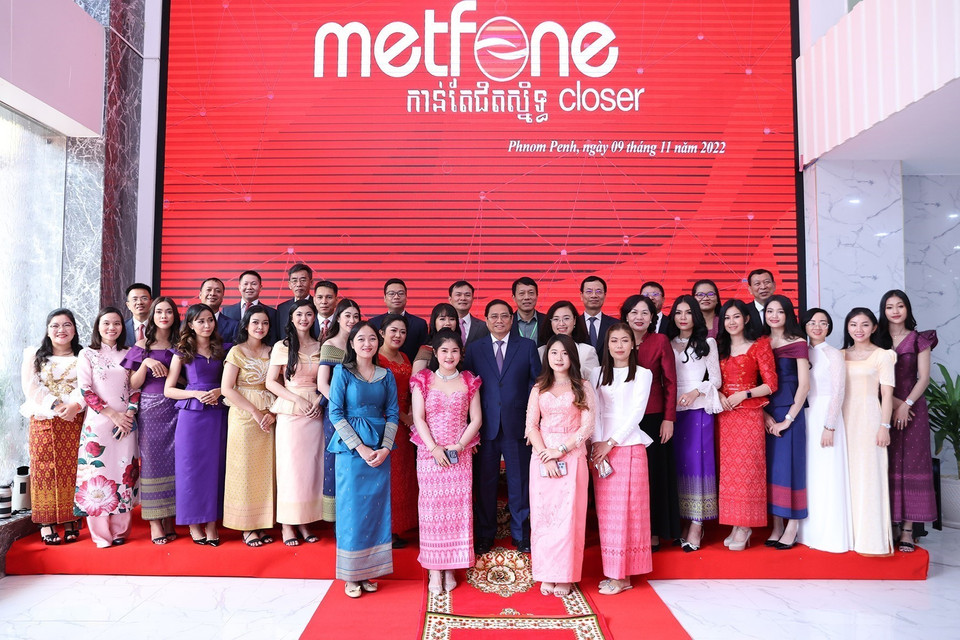 Thủ tướng Phạm Minh Chính với lãnh đạo, nhân viên Công ty viễn thông Metfone. (Ảnh: Dương Giang/TTXVN)