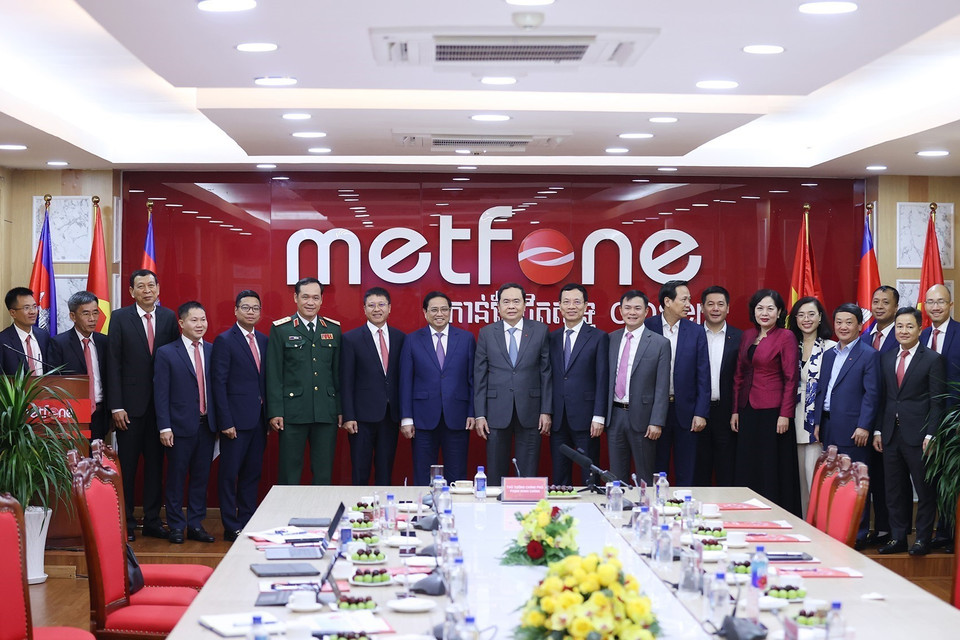 Thủ tướng Phạm Minh Chính với lãnh đạo Công ty viễn thông Metfone. (Ảnh: Dương Giang/TTXVN)
