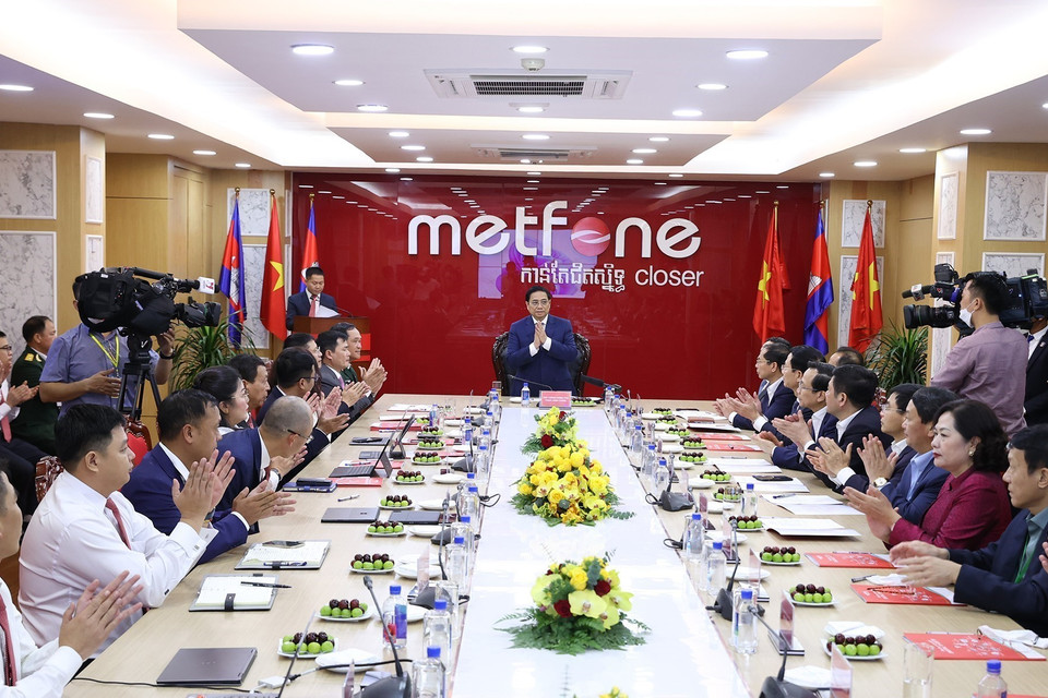 Thủ tướng Phạm Minh Chính đến thăm và làm việc với lãnh đạo Công ty viễn thông Metfone. (Ảnh: Dương Giang/TTXVN)