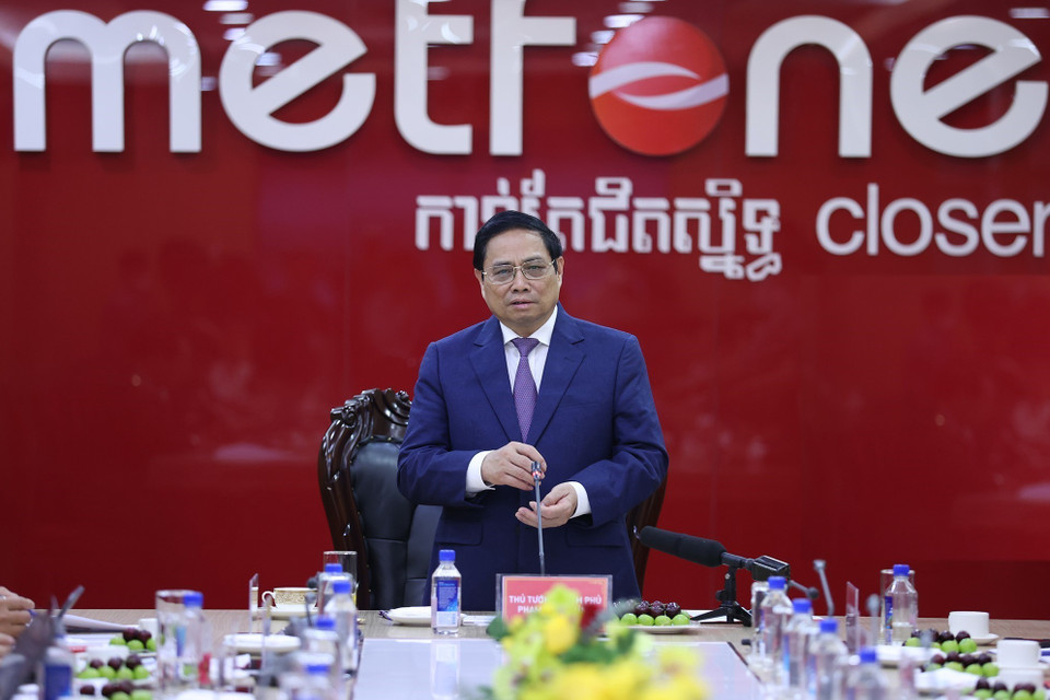 Thủ tướng Phạm Minh Chính phát biểu tại buổi làm việc với lãnh đạo Công ty viễn thông Metfone. (Ảnh: Dương Giang/TTXVN)