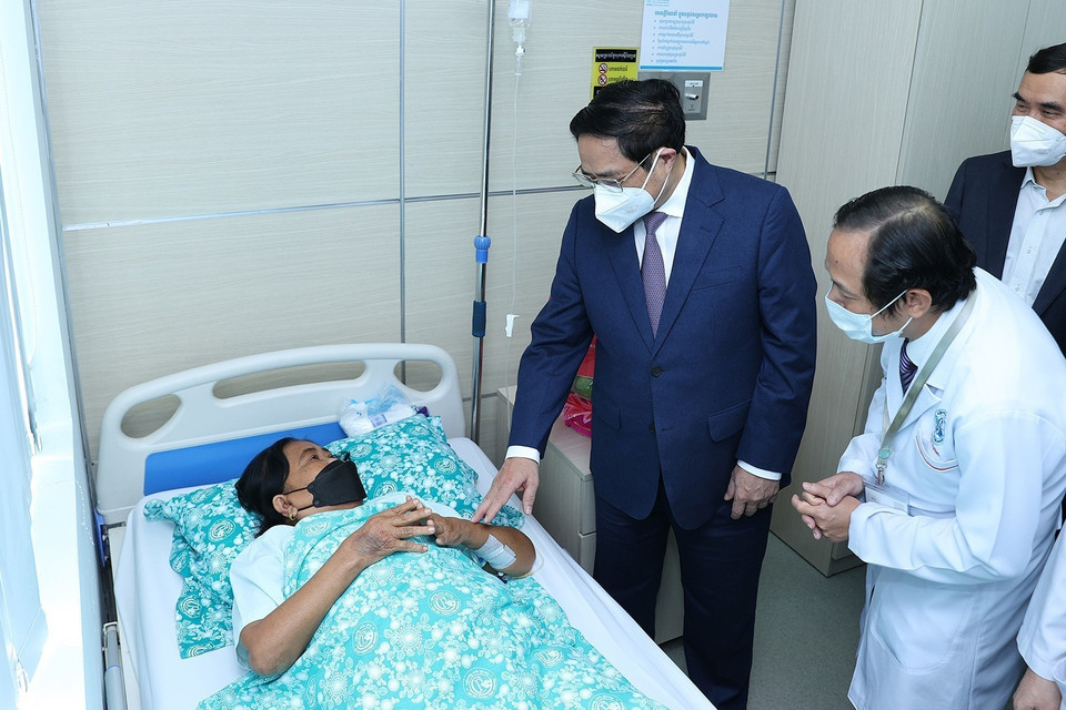 Thủ tướng Phạm Minh Chính thăm bệnh nhân đang điều trị tại Bệnh viện Chợ Rẫy-Phnom Penh. (Ảnh: Dương Giang/TTXVN)