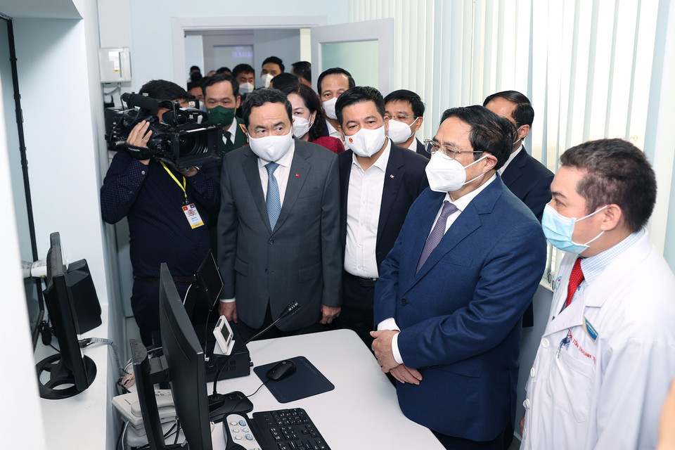 Thủ tướng Phạm Minh Chính tham quan cơ sở vật chất, trang thiết bị của Bệnh viện Chợ Rẫy-Phnom Penh. (Ảnh: Dương Giang/TTXVN)