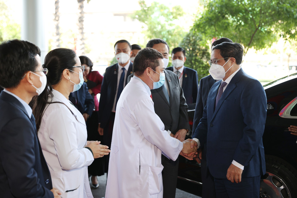 Thủ tướng Phạm Minh Chính đến thăm Bệnh viện Chợ Rẫy-Phnom Penh. (Ảnh: Dương Giang/TTXVN)