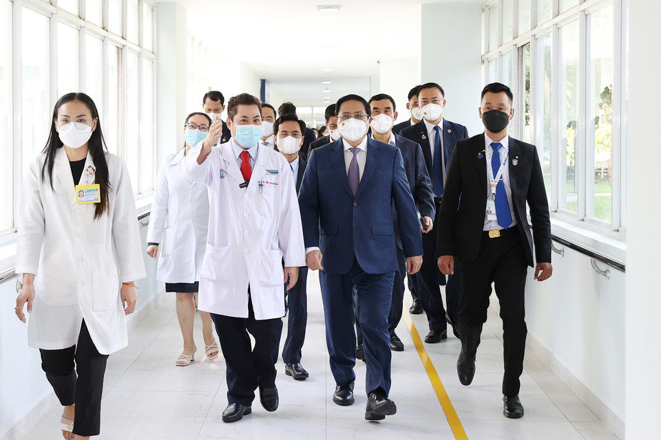 Thủ tướng Phạm Minh Chính đến thăm Bệnh viện Chợ Rẫy-Phnom Penh. (Ảnh: Dương Giang/TTXVN)