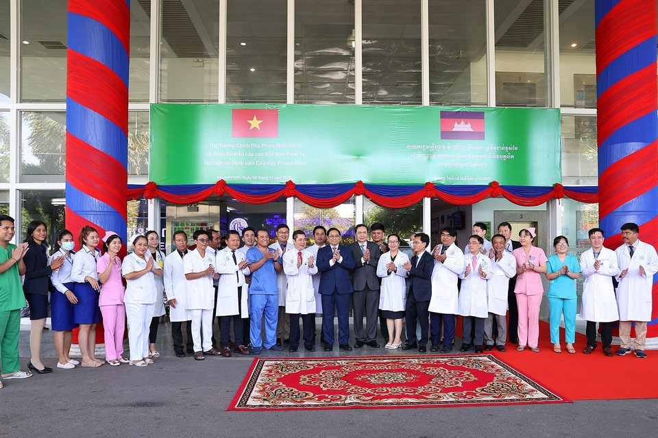 Thủ tướng Phạm Minh Chính với đội ngũ bác sĩ và nhân viên y tế Bệnh viện Chợ Rẫy - Phnom Penh. (Ảnh: Dương Giang/TTXVN)
