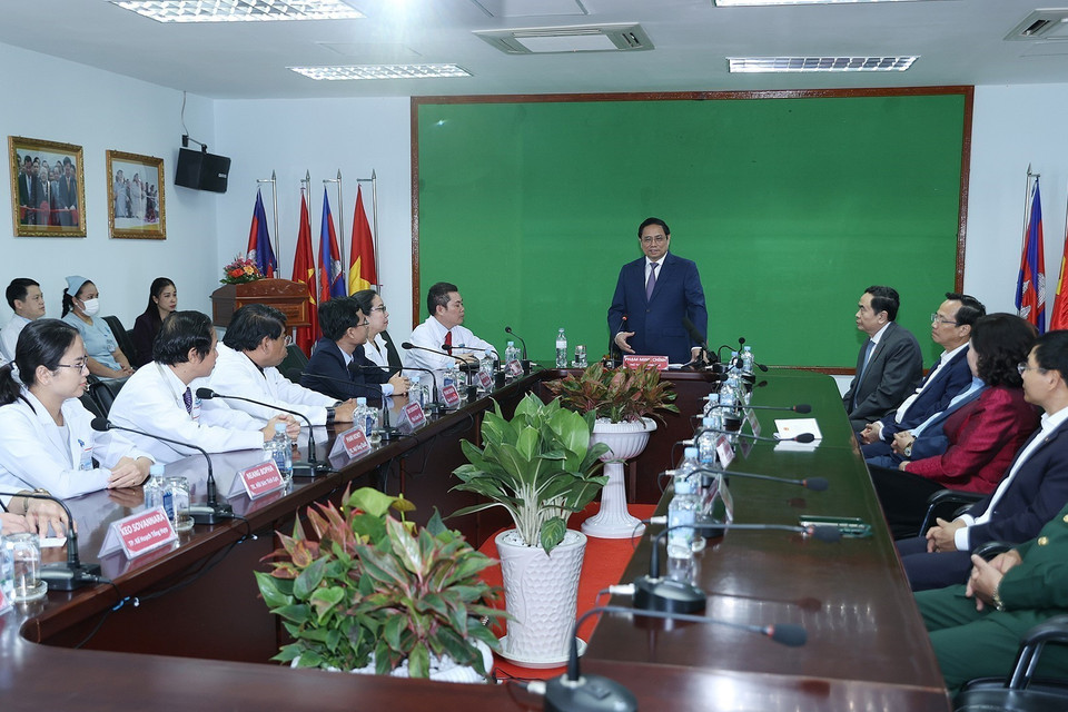 Thủ tướng Phạm Minh Chính phát biểu khi đến thăm Bệnh viện Chợ Rẫy - Phnom Penh. (Ảnh: Dương Giang/TTXVN)