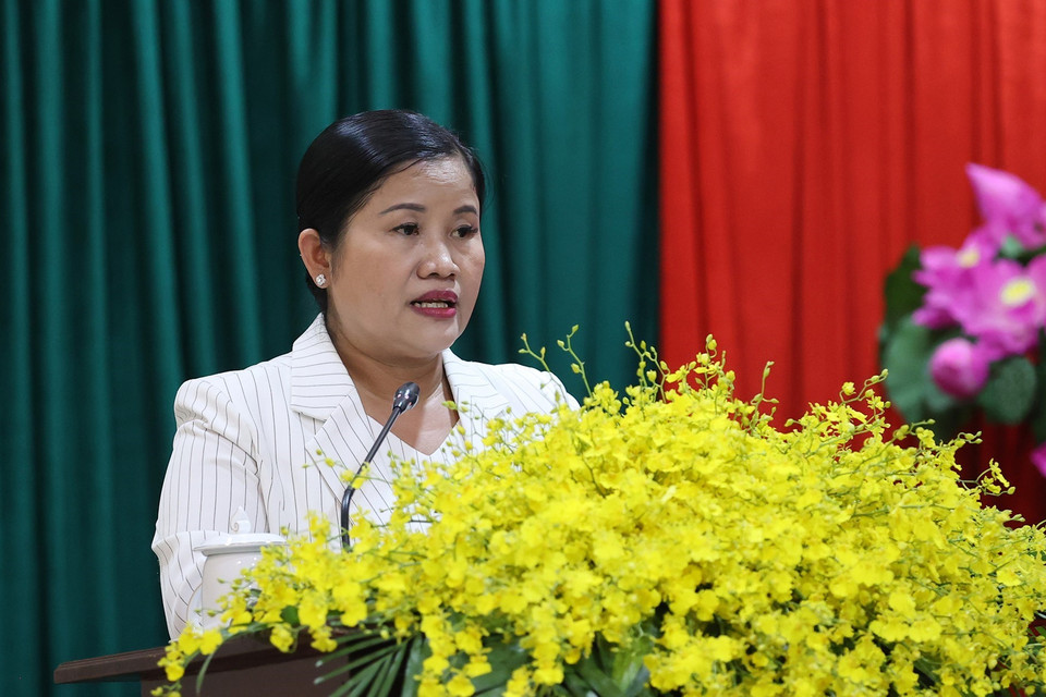 Chủ tịch UBND tỉnh Bình Phước Trần Tuệ Hiền báo cáo tình hình phát triển kinh tế-xã hội của tỉnh Bình Phước. (Ảnh: Dương Giang/TTXVN)