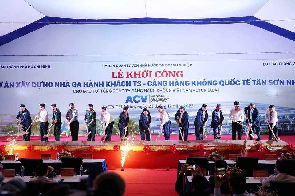 Thủ tướng Phạm Minh Chính và các đại biểu khởi công Dự án xây dựng nhà ga hành khách T3 Cảng hàng không quốc tế Tân Sơn Nhất. (Ảnh: Dương Giang/TTXVN)
