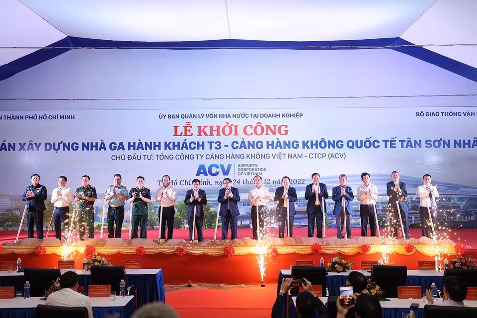 Thủ tướng Phạm Minh Chính và các đại biểu khởi công Dự án xây dựng nhà ga hành khách T3 Cảng hàng không quốc tế Tân Sơn Nhất. (Ảnh: Dương Giang/TTXVN)