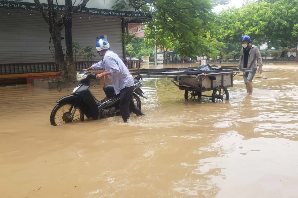 Xe bị chết máy tại đường Nguyễn Du, thành phố Vĩnh Yên. (Ảnh: Hoàng Hùng/TTXVN)