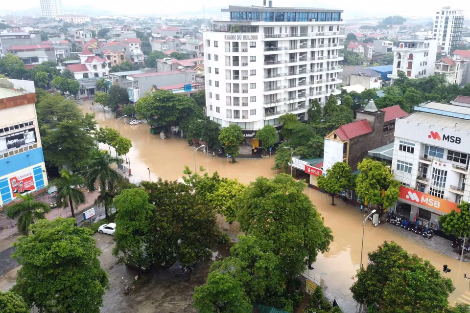 Một đoạn đường trên phố Tôn Đức Thắng, thành phố Vĩnh Yên, bị ngập sâu. (Ảnh: Hoàng Hùng/TTXVN)