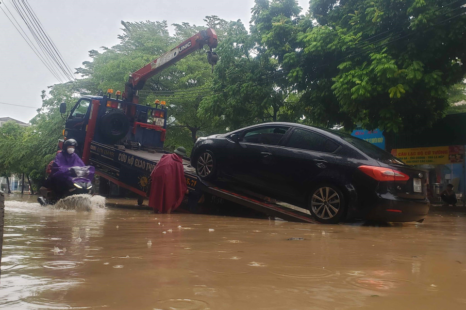 Một ôtô bị chết máy trên đường Ngô Gia Tự, thành phố Vĩnh Yên. (Ảnh: Hoàng Hùng/TTXVN)