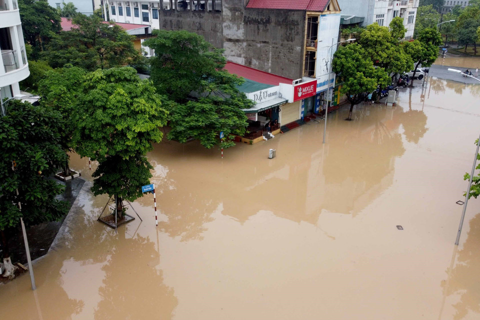 Một số tuyến phố chính bị ngập nước tại thành phố Vĩnh Yên. (Ảnh: Hoàng Hùng/TTXVN)