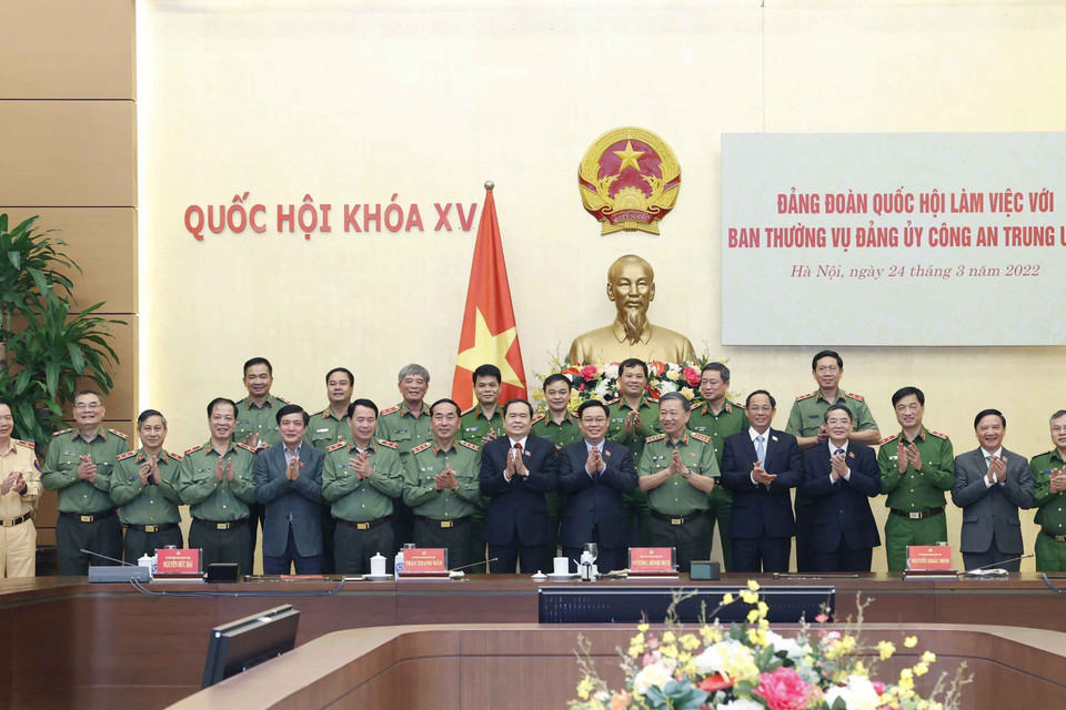 Chủ tịch Quốc hội Vương Đình Huệ và các đồng chí lãnh đạo Quốc hội với Ban Thường vụ Đảng ủy Công an Trung ương. (Ảnh: Doãn Tấn/TTXVN)