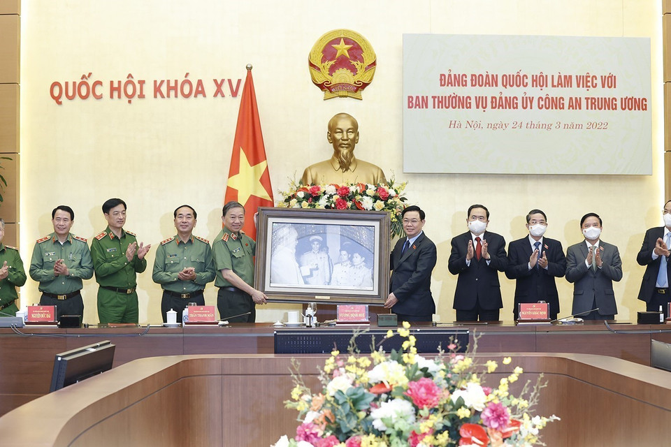 Chủ tịch Quốc hội Vương Đình Huệ tặng ảnh Bác Hồ cho Ban Thường vụ Đảng ủy Công an Trung ương. (Ảnh: Doãn Tấn/TTXVN)