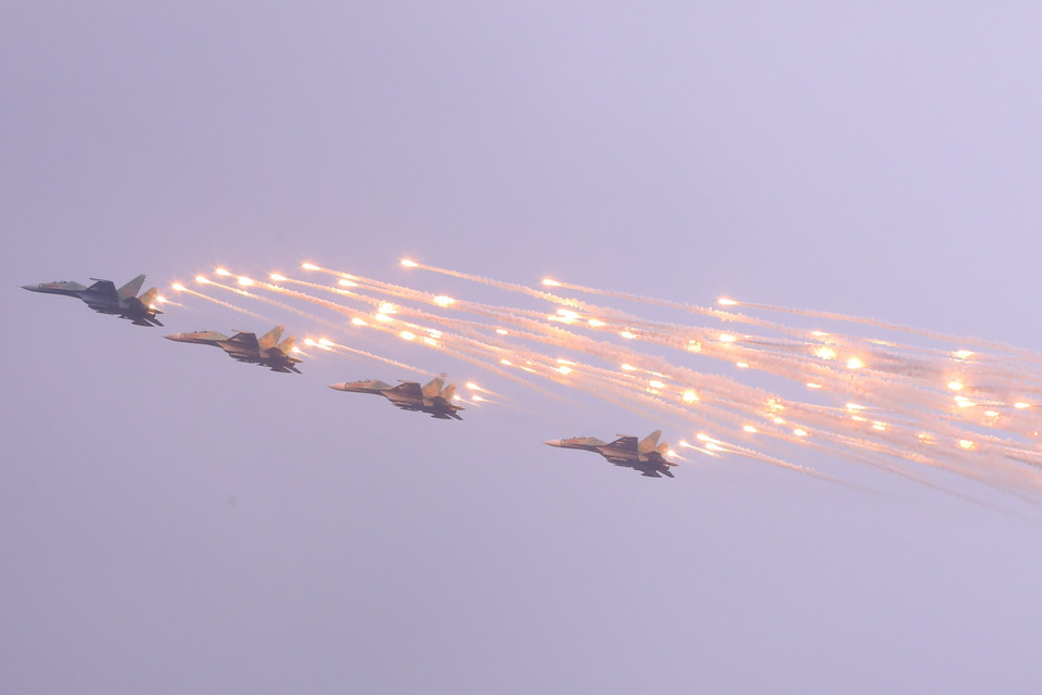 Màn trình diễn của Su-30 tại lễ khai mạc. (Ảnh: Văn Điệp/TTXVN)