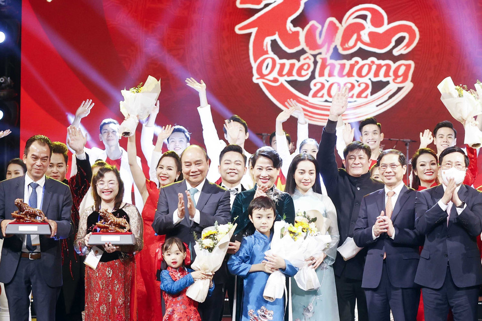 Chủ tịch nước Nguyễn Xuân Phúc cùng Phu nhân và các đồng chí Lãnh đạo Đảng, Nhà nước, Mặt trận Tổ quốc Việt Nam chung vui với kiều bào và nghệ sỹ tại Chương trình Xuân Quê hương năm 2022. (Ảnh: Thống Nhất/TTXVN)