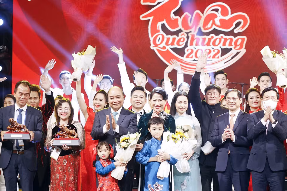 Chủ tịch nước Nguyễn Xuân Phúc cùng Phu nhân và các đồng chí Lãnh đạo Đảng, Nhà nước, Mặt trận Tổ quốc Việt Nam chung vui với kiều bào và nghệ sỹ tại Chương trình Xuân Quê hương năm 2022. (Ảnh: Thống Nhất/TTXVN)