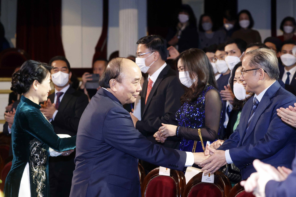 Chủ tịch nước Nguyễn Xuân Phúc gặp gỡ các đại biểu dự Chương trình Xuân Quê hương năm 2022. (Ảnh: Thống Nhất/TTXVN)