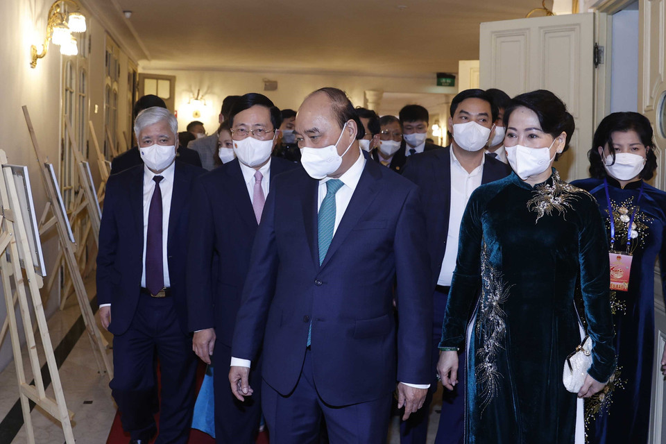 Chủ tịch nước Nguyễn Xuân Phúc cùng Phu nhân tham quan triển lãm "Một Việt Nam vững tin” bao gồm 20 tác phẩm nổi bật trong cuộc thi "Vì một Việt Nam tất thắng". (Ảnh: Thống Nhất/TTXVN)