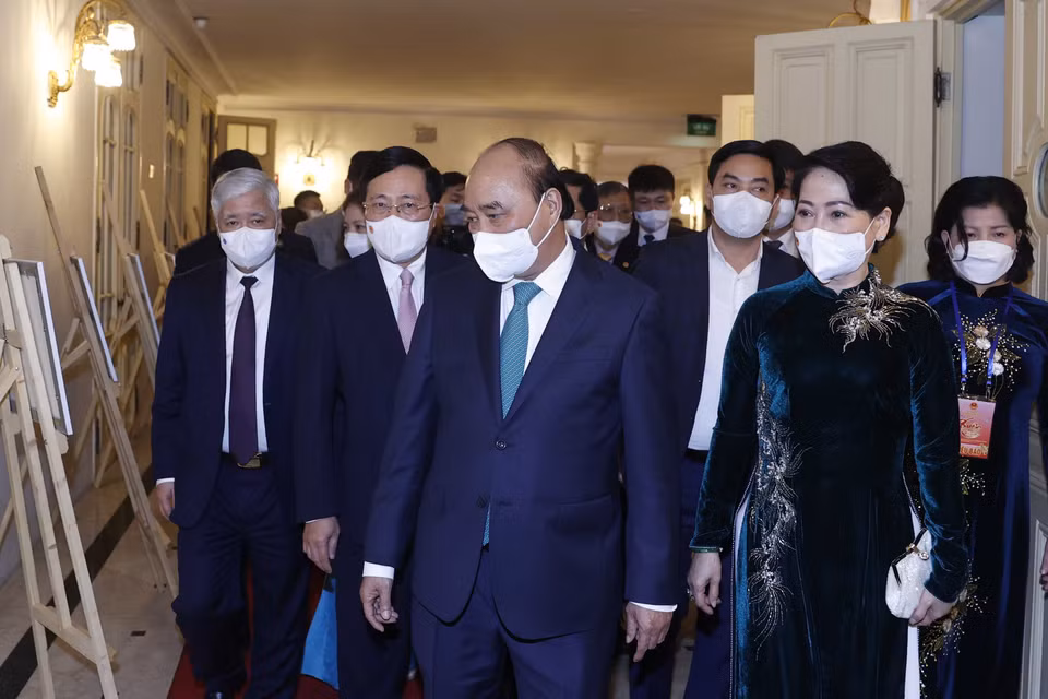 Chủ tịch nước Nguyễn Xuân Phúc cùng Phu nhân tham quan triển lãm "Một Việt Nam vững tin” bao gồm 20 tác phẩm nổi bật trong cuộc thi "Vì một Việt Nam tất thắng". (Ảnh: Thống Nhất/TTXVN)