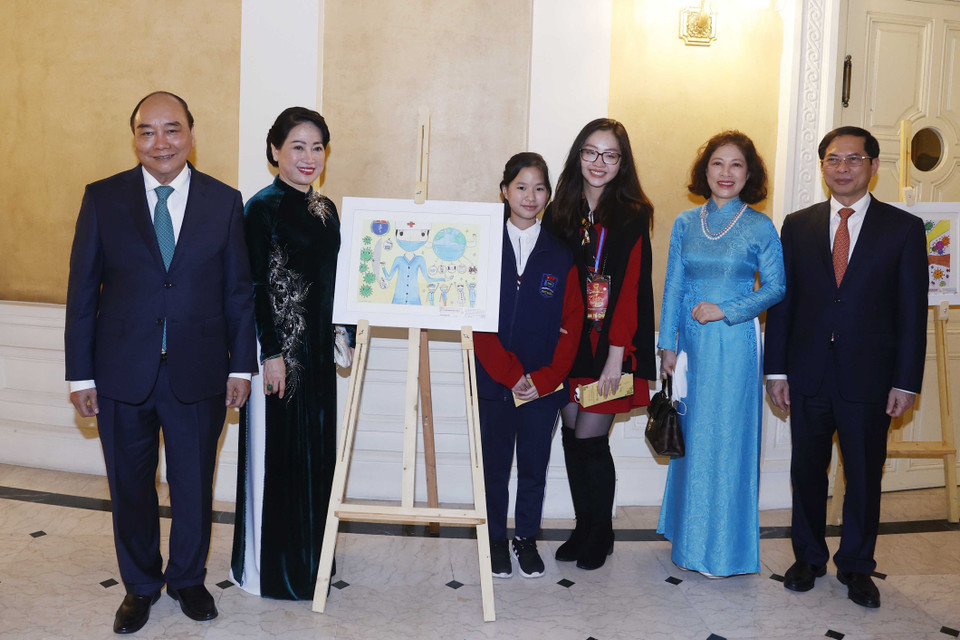 Chủ tịch nước Nguyễn Xuân Phúc cùng Phu nhân tham quan triển lãm "Một Việt Nam vững tin” bao gồm 20 tác phẩm nổi bật trong cuộc thi "Vì một Việt Nam tất thắng". (Ảnh: Thống Nhất/TTXVN)