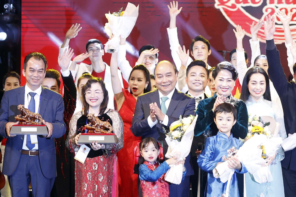 Chủ tịch nước Nguyễn Xuân Phúc cùng Phu nhân và các đồng chí Lãnh đạo Đảng, Nhà nước, Mặt trận Tổ quốc Việt Nam chung vui với kiều bào và nghệ sỹ tại Chương trình Xuân Quê hương năm 2022. (Ảnh: Thống Nhất/TTXVN)