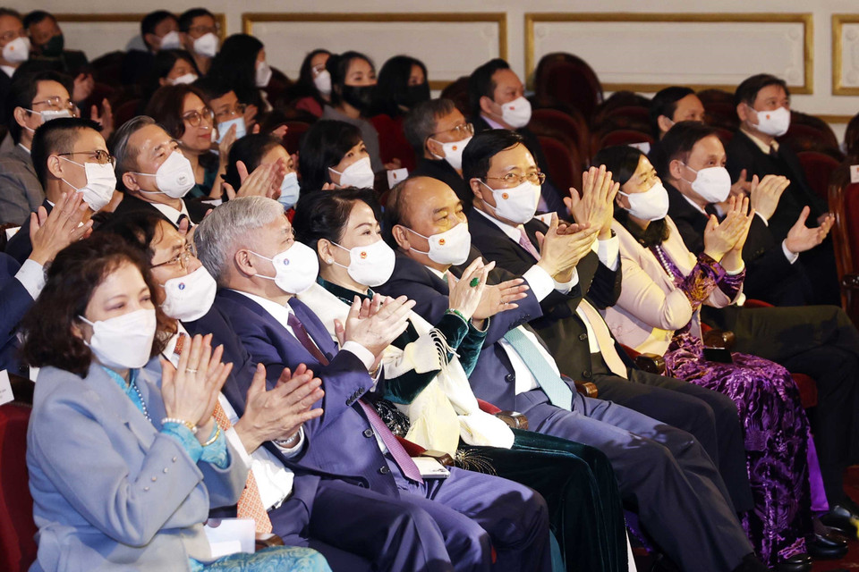 Chủ tịch nước Nguyễn Xuân Phúc cùng Phu nhân và các đồng chí Lãnh đạo Đảng, Nhà nước, Mặt trận Tổ quốc Việt Nam và bà con kiều bào dự Chương trình Xuân Quê hương năm 2022. (Ảnh: Thống Nhất/TTXVN)