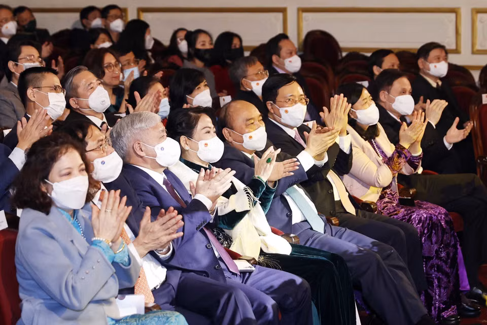 Chủ tịch nước Nguyễn Xuân Phúc cùng Phu nhân và các đồng chí Lãnh đạo Đảng, Nhà nước, Mặt trận Tổ quốc Việt Nam và bà con kiều bào dự Chương trình Xuân Quê hương năm 2022. (Ảnh: Thống Nhất/TTXVN)