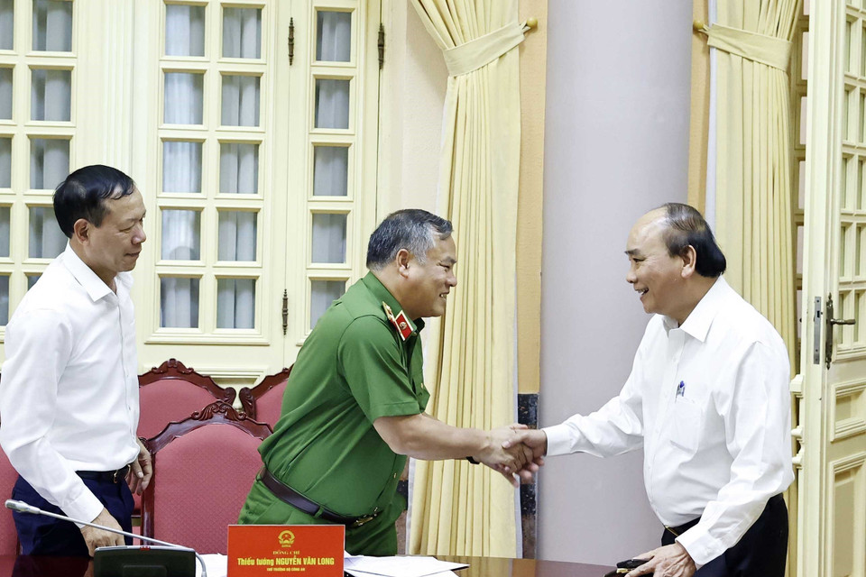 Chủ tịch nước Nguyễn Xuân Phúc với các thành viên Hội đồng Tư vấn đặc xá. (Ảnh: Thống Nhất/TTXVN)