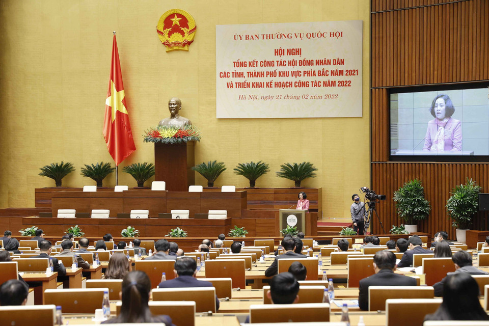 Trưởng Ban Công tác đại biểu thuộc Ủy ban Thường vụ Quốc hội Nguyễn Thị Thanh trình bày tóm tắt Báo cáo tổng kết tình hình tổ chức và hoạt động của Hội đồng nhân dân các tỉnh, thành phố trực thuộc trung ương (Khu vực phía Bắc). (Ảnh: Doãn Tấn/TTXVN)