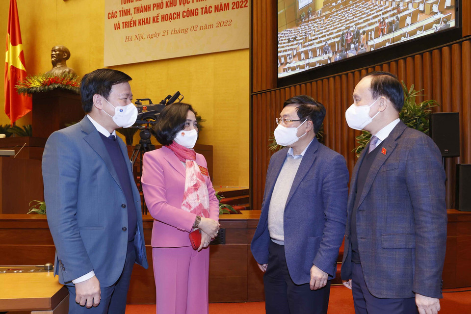 Phó Thủ tướng Thường trực Chính phủ Phạm Bình Minh trao đổi với các đại biểu. (Ảnh: Doãn Tấn/TTXVN)