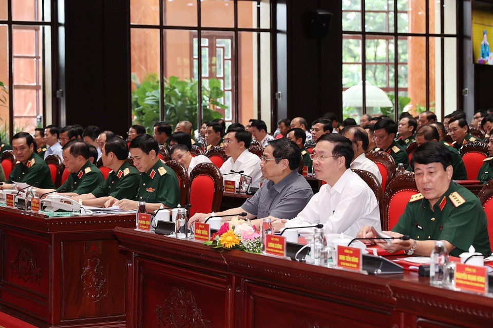 Thủ tướng Phạm Minh Chính; Thường trực Ban Bí thư Võ Văn Thưởng; Đại tướng Phan Văn Giang, Bộ trưởng Bộ Quốc phòng; Đại tướng Lương Cường, Chủ nhiệm Tổng cục Chính trị QĐND Việt Nam và các đại biểu dự hội nghị. (Ảnh: Dương Giang/TTXVN)