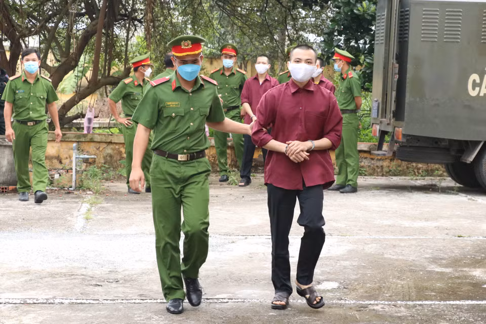 Sau một lần tạm hoãn, ngày 20/7/2022, Hội đồng xét xử Tòa án Nhân dân huyện Đức Hòa (Long An) đã đưa vụ án "Lợi dụng các quyền tự do dân chủ xâm phạm lợi ích của Nhà nước, quyền, lợi ích hợp pháp của tổ chức, cá nhân" xảy ra tại Tịnh thất Bồng Lai, hay còn gọi là Thiền am Bên bờ vũ trụ (xã Hòa Khánh Tây, huyện Đức Hòa) ra xét xử sơ thẩm. Các bị cáo trong vụ án được dẫn giải đến Tòa. (Ảnh: Bùi Giang/TTXVN)