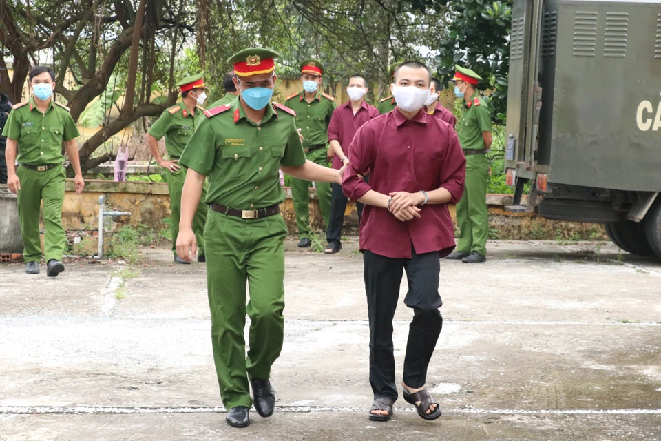 Sau một lần tạm hoãn, ngày 20/7/2022, Hội đồng xét xử Tòa án Nhân dân huyện Đức Hòa (Long An) đã đưa vụ án "Lợi dụng các quyền tự do dân chủ xâm phạm lợi ích của Nhà nước, quyền, lợi ích hợp pháp của tổ chức, cá nhân" xảy ra tại Tịnh thất Bồng Lai, hay còn gọi là Thiền am Bên bờ vũ trụ (xã Hòa Khánh Tây, huyện Đức Hòa) ra xét xử sơ thẩm. Các bị cáo trong vụ án được dẫn giải đến Tòa. (Ảnh: Bùi Giang/TTXVN)