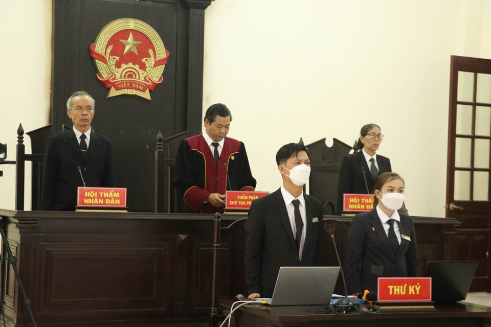 Hội đồng xét xử tiến hành thủ tục khai mạc phiên tòa. (Ảnh: Bùi Giang/TTXVN)