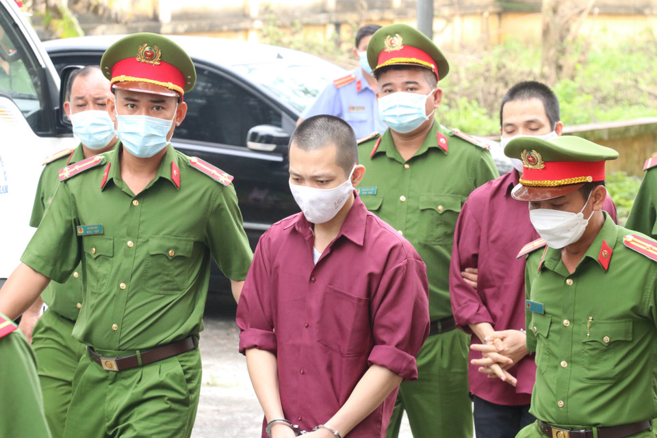 Các bị cáo trong vụ án được dẫn giải đến Tòa. (Ảnh: Bùi Giang/TTXVN)