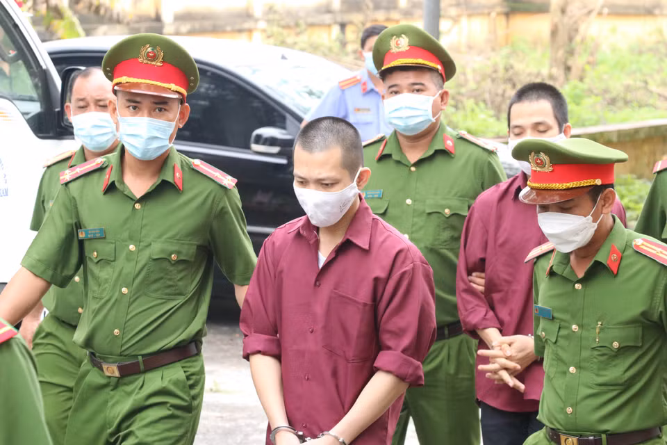 Các bị cáo trong vụ án được dẫn giải đến Tòa. (Ảnh: Bùi Giang/TTXVN)