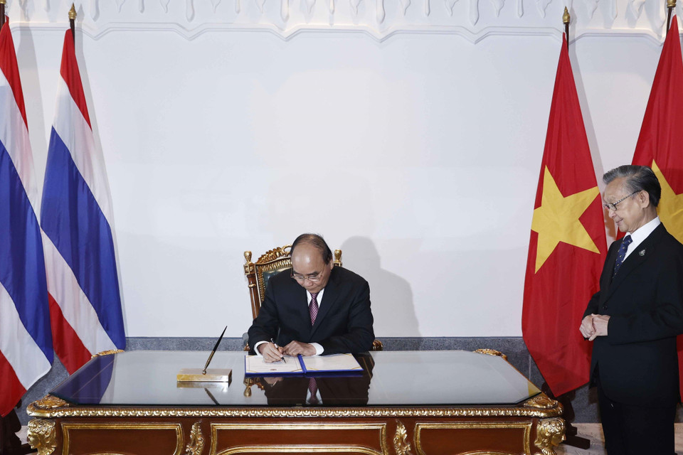 Chủ tịch nước Nguyễn Xuân Phúc viết lưu bút tại Quốc hội Thái Lan. (Ảnh: Thống Nhất/TTXVN)