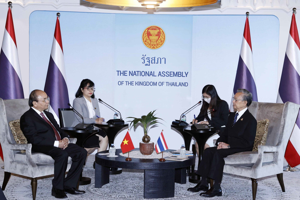 Chủ tịch nước Nguyễn Xuân Phúc gặp Chủ tịch Quốc hội Thái Lan Chuan Leekpai. (Ảnh: Thống Nhất/TTXVN)