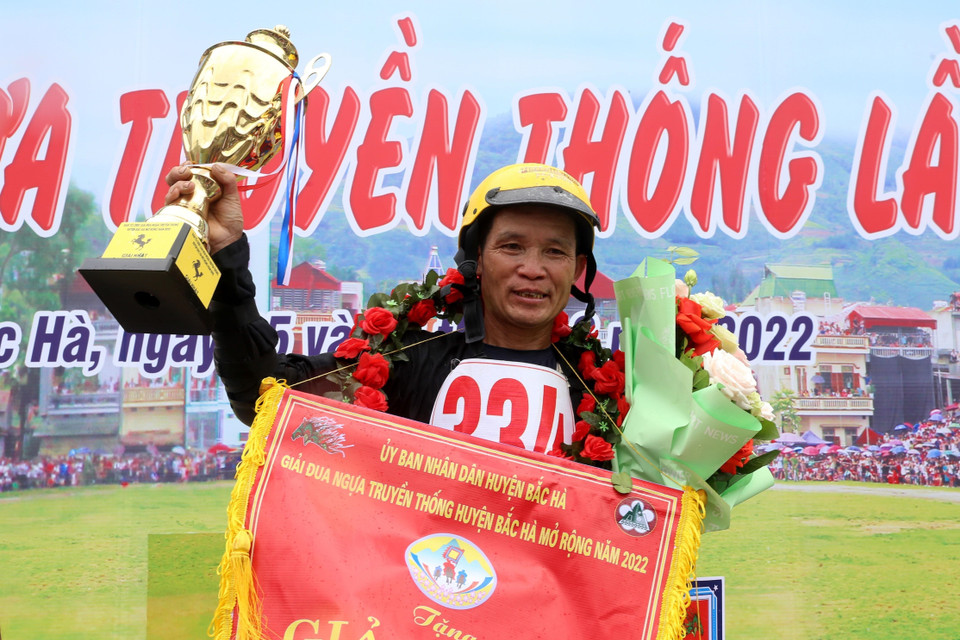 Nài ngựa Lâm Văn Thàng (xã Tả Chải, Bắc Hà) xuất sắc giành ngôi vô địch. (Ảnh: Quốc Khánh/TTXVN)