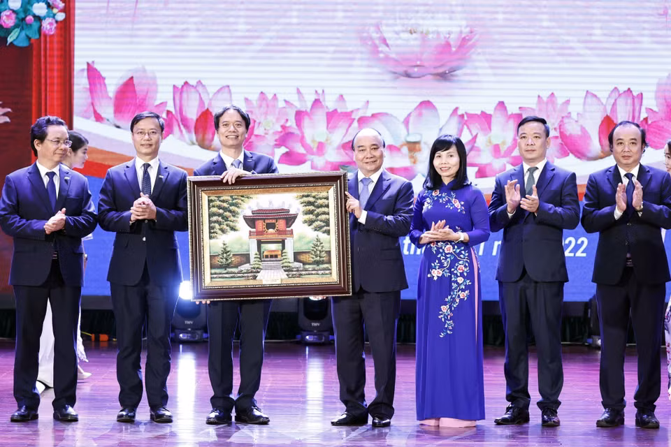 Chủ tịch nước Nguyễn Xuân Phúc tặng bức tranh Khuê Văn Các cho Trường Đại học Kinh tế Quốc dân. (Ảnh: Thống Nhất/TTXVN)