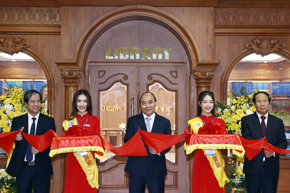 Chủ tịch nước Nguyễn Xuân Phúc và các đại biểu cắt băng khánh thành thư viện điện tử dùng chung cho 45 trường đại học. (Ảnh: Thống Nhất/TTXVN)