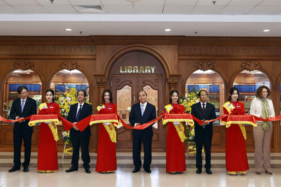 Chủ tịch nước Nguyễn Xuân Phúc và các đại biểu cắt băng khánh thành thư viện điện tử dùng chung cho 45 trường đại học. (Ảnh: Thống Nhất/TTXVN)
